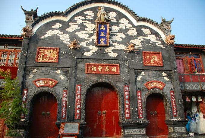 为什么酒店房间的双人床，总要放上四个枕头？游戏画面